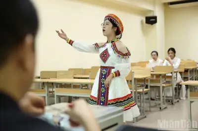 Hàng trăm thí sinh đổ về ĐH Sư phạm Hà Nội thi năng khiếu