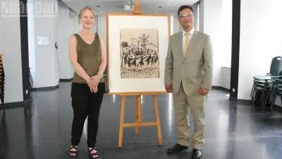 Đại sứ Việt Nam tại Pháp chiêm ngưỡng bức họa 'Hòa bình muôn năm' của Picasso