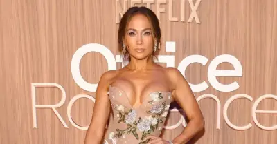 Jennifer Lopez khoe đường cong nóng bỏng ở tuổi 56 tại sự kiện ra mắt phim Office Romance