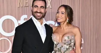 Jennifer Lopez và Brett Goldstein thân mật giữa tin đồn hẹn hò