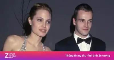 Jonny Lee Miller ở tuổi 53 gây chú ý với diện mạo mới bên con trai