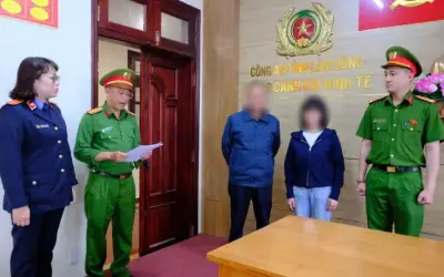 Khởi tố 2 chủ shop thời trang Đà Lạt bán áo khoác giả hiệu