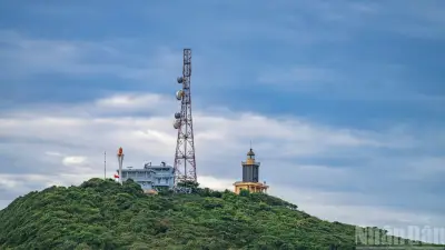 Khám phá ngọn hải đăng Phú Quý trên đỉnh núi Cấm hùng vĩ