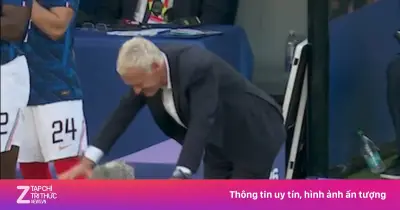 Khoảnh khắc Deschamps cúi đầu tri ân Mbappe gây bão mạng
