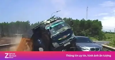 Khoảnh khắc va chạm kinh hoàng giữa xe tải và ôtô trên đường dẫn cao tốc