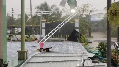 Lốc xoáy gây thiệt hại nặng tại Quảng Ngãi, 116 nhà dân hư hại