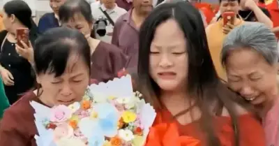Làm vỡ chai sữa tắm, cô gái lạc gia đình 22 năm mới đoàn tụ