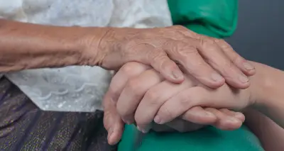 Mẹ chồng đột ngột nằm liệt, nàng dâu mới bất ngờ trước phản ứng của 5 anh chị