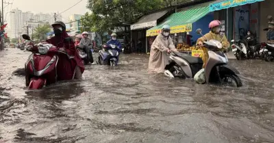 Mưa lớn giờ tan tầm ở TPHCM: Nhiều người bất lực dắt xe máy giữa biển nước