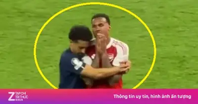 Marquinhos an ủi Gabriel sau cú đá hỏng luân lưu ở chung kết Champions League