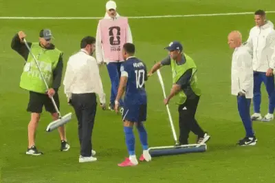 Mbappe 'chỉ đạo' lau sân trước trận gặp Iraq tại World Cup 2026 gây hài