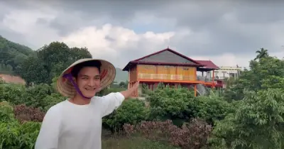 Mạc Văn Khoa xây nhà sàn ốp 8.000 thanh gỗ báo hiếu cha mẹ, vườn bạc tỷ gây sốt