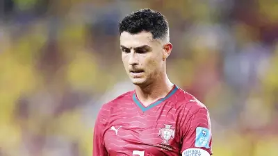 Messi phá kỷ lục World Cup, Ronaldo im tiếng, Uruguay bị phạt
