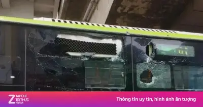 Mảng vữa từ nhà ga metro Văn Khê rơi trúng xe buýt BRT ở Hà Nội