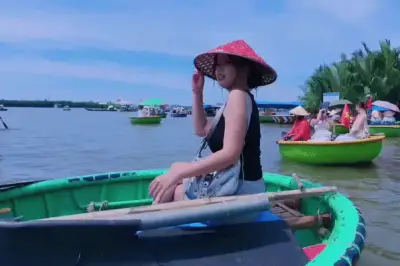 Nữ du khách bất ngờ với động tác nhập vai của người lái thúng ở rừng dừa