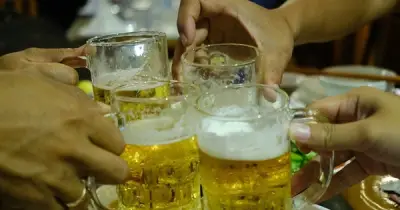 Đàn ông Việt uống bia xem World Cup: Ai đang xem ruột già của họ?