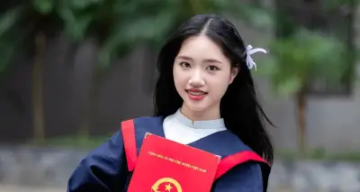 Nữ sinh lớp 9 giành 'cú ăn ba' thủ khoa chuyên Văn Hà Nội năm 2026
