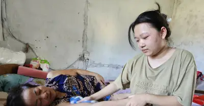 Nữ sinh nghèo Quảng Trị 12 năm chăm mẹ liệt giường ước mơ được tiếp tục học