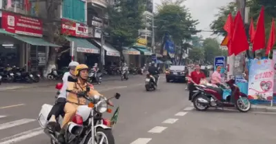 Nữ sinh vắng mặt ở điểm thi tốt nghiệp THPT, CSGT tức tốc đến tận nhà đánh thức