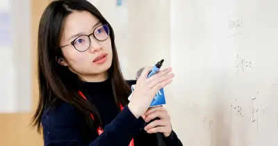 Nữ thần đồng 16 tuổi đỗ đại học nay thành giáo sư 35 tuổi, giải bài toán 100 năm