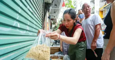 Người dân Hà Nội đổ xô đi chợ mua sắm Tết Đoan Ngọ