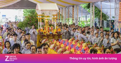 Người dân đội mưa dự lễ cầu siêu liệt sĩ tại công viên Lê Thị Riêng