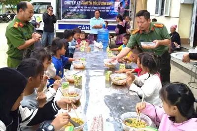 Người dân vùng cao đến làm căn cước được công an mời ăn trưa