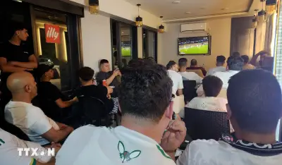Người hâm mộ Algeria vỡ òa niềm vui khi thực trang đêm cùng tuyển nhà