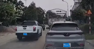 Người đi xe bán tải đánh tài xế xe máy rồi đính chuồn nhưng bất thành