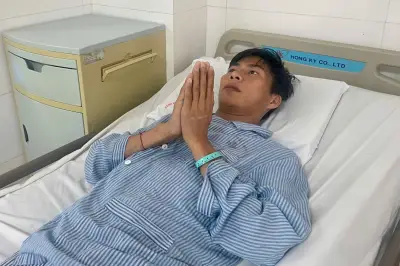 Người đàn ông dân tộc Phù Lá chắp tay cầu cứu vì ho ra máu ồ ạt