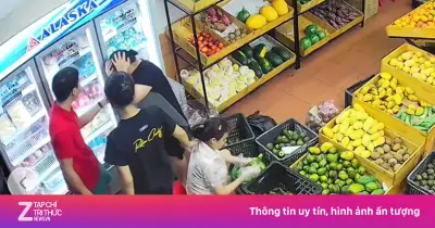 Người đàn ông lao vào đánh tới tấp thai phụ ở cửa hàng hoa quả