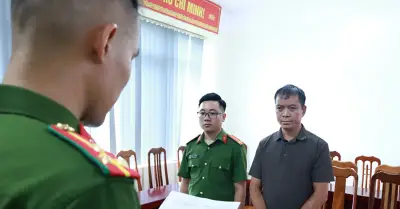 Người đàn ông nhận ốp gỗ vào nhà dân, chờ trục lợi hàng tỷ đồng tiền đền bù