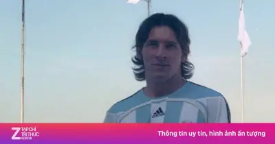 Ảnh chưa từng công bố: Messi 18 tuổi và chiếc xúc xích năm 2005