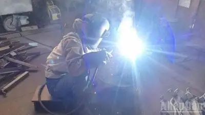 Những người thợ đóng tàu vượt nắng nóng khắc nghiệt để giữ vững tiến độ