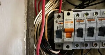 Nắng nóng đỉnh điểm, cư dân chung cư cũ Hà Nội lo lắng hệ thống điện xuống cấp