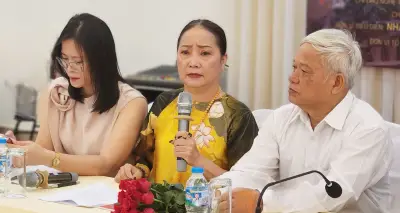 NSND Hồng Lựu khóc nghẹn trong lần ra Hà Nội