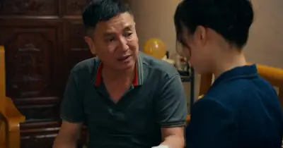 NSƯT Chí Trung ở tuổi 66 vẫn miệt mài đóng phim, tự chạy xe máy đến trường quay