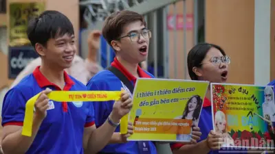Áo xanh tiếp sức mùa thi: 6.000 tình nguyện viên sẵn sàng đồng hành cùng thí sinh