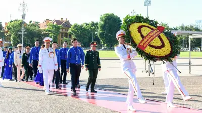 Đoàn đại biểu Đại hội Đoàn XIII vào Lăng viếng Bác