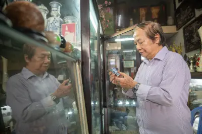 Phố đồ cổ Sài Gòn vắng khách, chủ tiệm kêu cả tuần không có khách