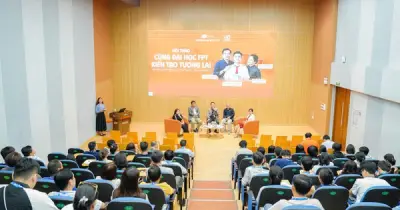 Phụ huynh, học sinh đối thoại cùng nhà trường trong ngày hội tư vấn