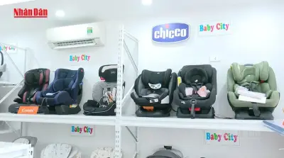 Phạt cảnh cáo tài xế chở trẻ em trên ô tô không có thiết bị an toàn phù hợp