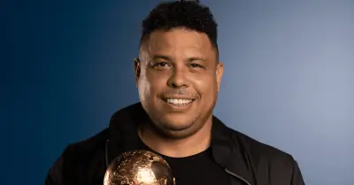 Ronaldo kể chuyện Brazil khóc nức nở đuổi Zidane ra khỏi phòng