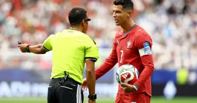Ronaldo phớt lờ khi phóng viên nhắc Messi: 'Mời hỏi câu khác'