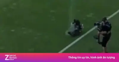 Sự cố hy hữu: Camera rơi xuống sân trong trận Hungary vs Kazakhstan