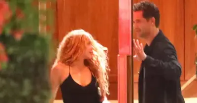 Shakira rời khách sạn lên xe với tài tử kém 4 tuổi giữa đêm