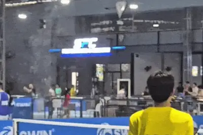 Sân pickleball ở TP.HCM biến thành 'thác nước' sau trận mưa lớn