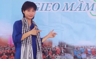 Từ cô bé bế em đến trường, Nguyễn Thị Hiền thành sinh viên đại học