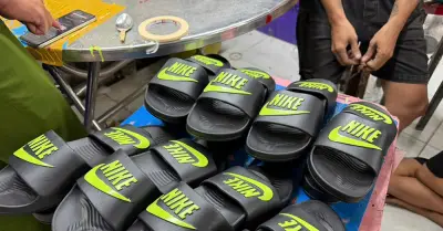 Đột kích xưởng sản xuất hàng vạn đôi dép giả nhãn hiệu Nike, Adidas, Gucci