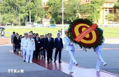 Thủ tướng Lào đặt vòng hoa tưởng niệm anh hùng liệt sỹ và vào Lăng viếng Chủ tịch Hồ Chí Minh